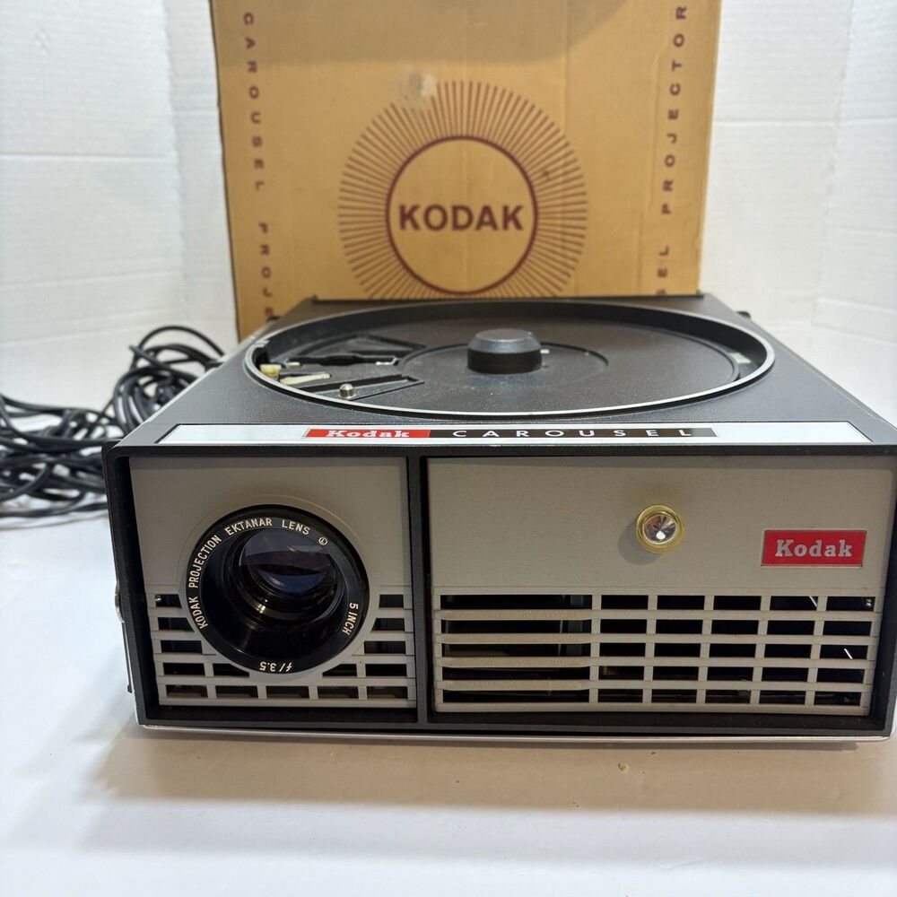Kodak Carousel Projector Model 550 35mm Table Top Gray Black Slide Projector